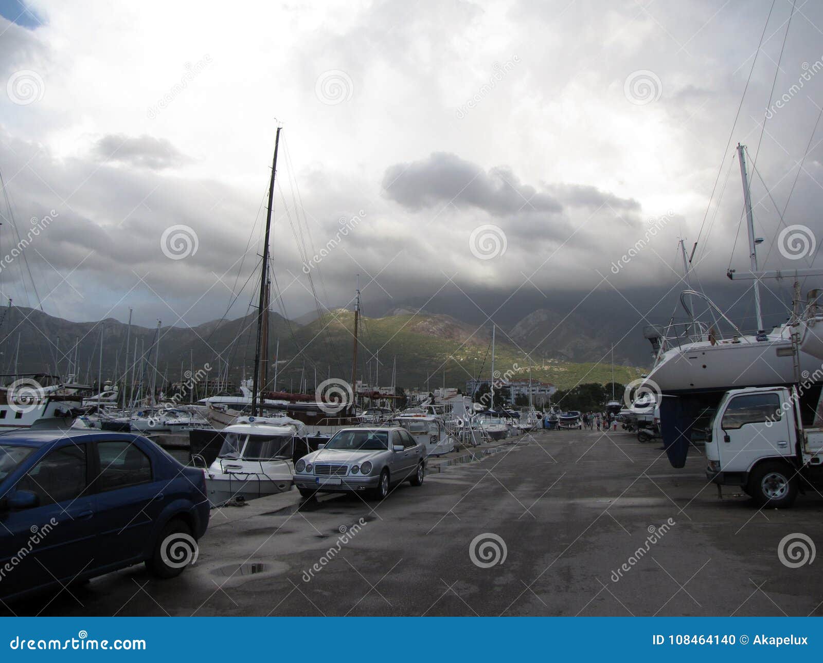 yacht marina po sztormie w montenegro.